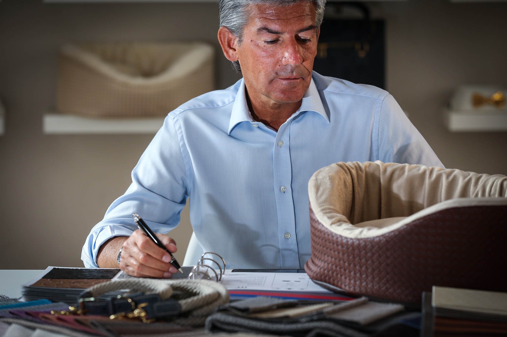 Selecting materials and finishes for an Italian Pet Service pet bed